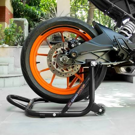 Mobile motorcycle tire installation and precision wheel balancing service